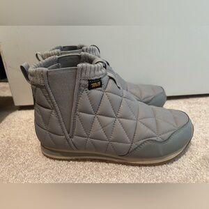 Teva Ember Mid Womens 6 Winter Quilted Gray Slip-On Boots